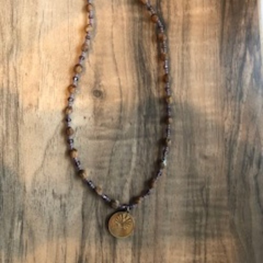 BROWN BEADED NECKLACE WITH WOODEN DISC CHARM